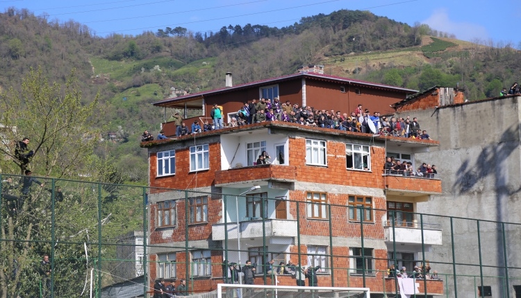 Amatör Lig maçını bina ve çatılarda izlediler