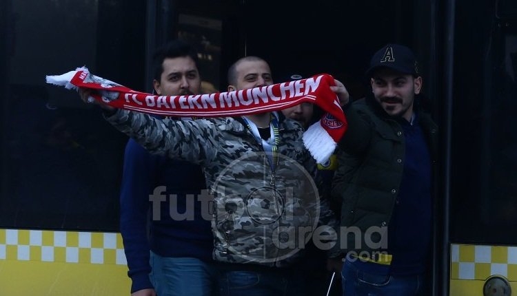 Fenerbahçe taraftarından Beşiktaş'a atkılı gönderme!