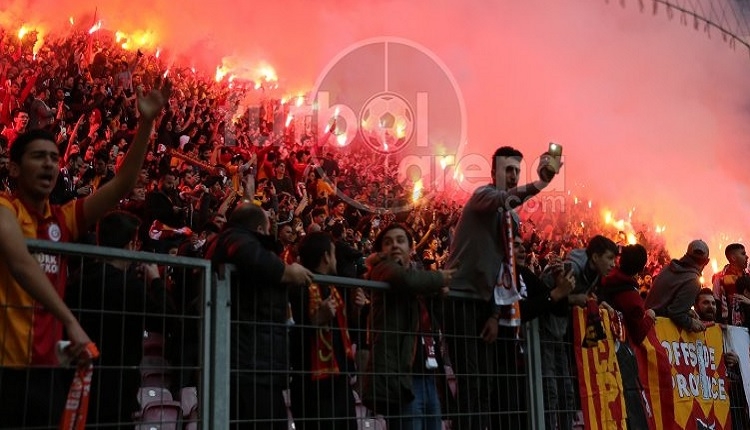 Galatasaray taraftarı antrenmanda sahaya girdi! Fatih Terim ve Gomis sayesinde...