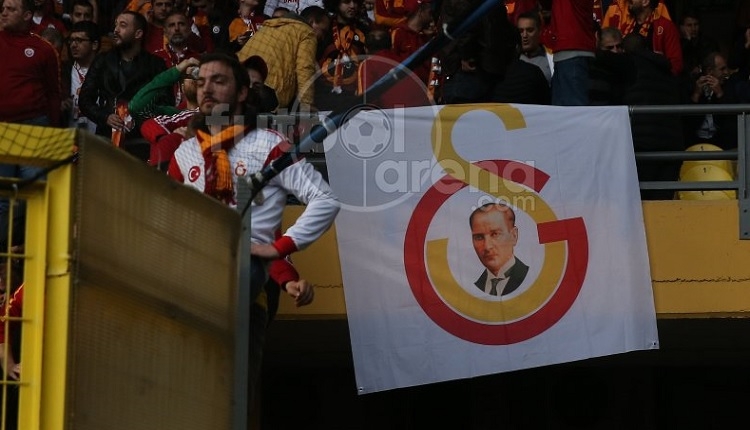 Galatasaray taraftarlarından Aziz Başkan bizi bırakma tezahüratı