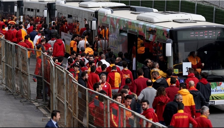 Galatasaraylı taraftardan Fenerbahçe'ye küfür! Polis ile tartıştı