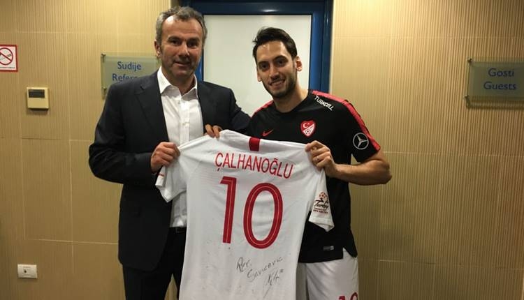 Hakan Çalhanoğlu'ndan Dejan Savicevic'e imzalı forma