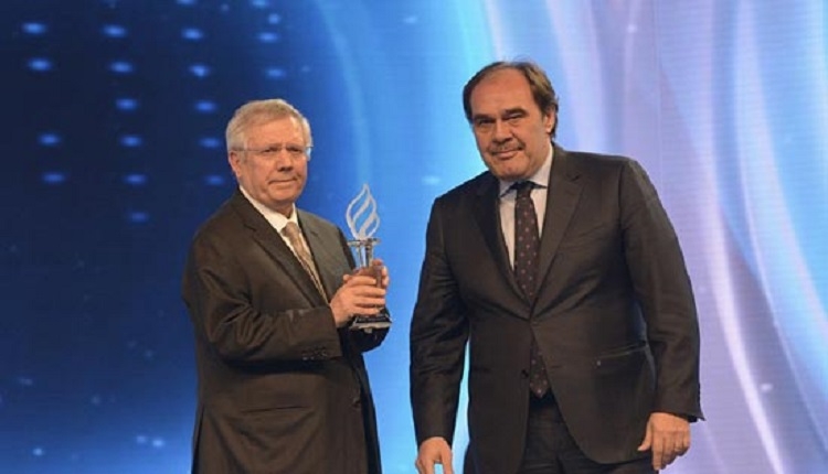 Aziz Yıldırım'a Ofspor Başkanı Olcay Saral'dan Yılın Spor Adamı göndermesi