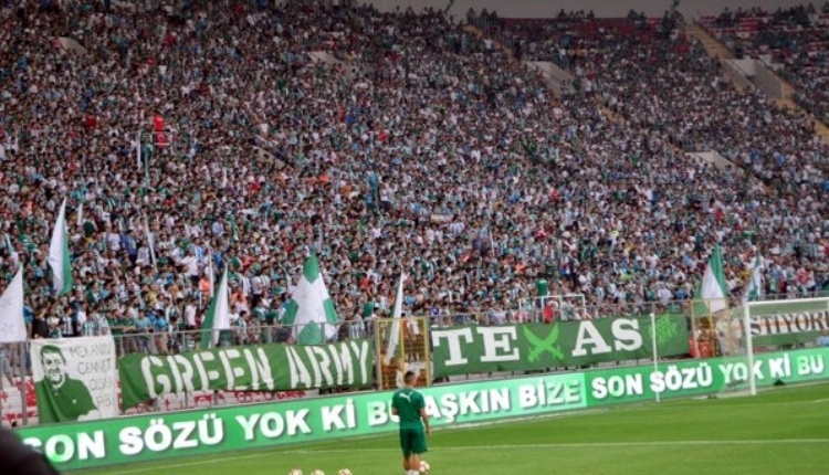 Bursaspor taraftarından şok olay! Su şisesi fırlattılar