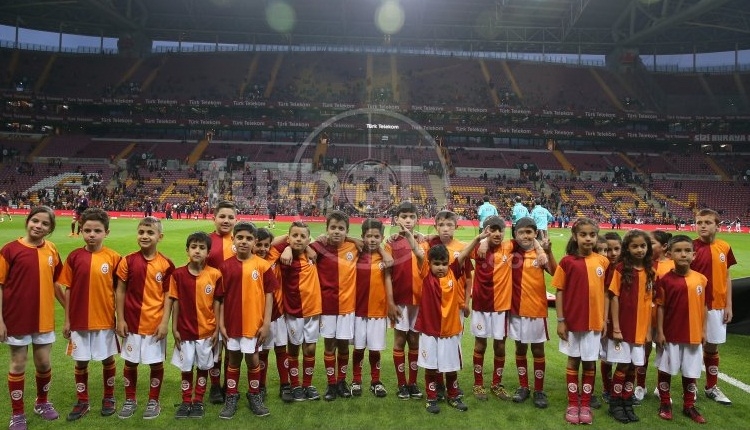 Galatasaray sahaya Suriyeli çocuklarla çıktı
