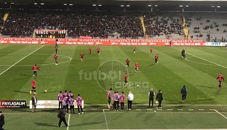 Galatasaray taraftarları Gençlerbirliği tribünlerinden çıkartıldı