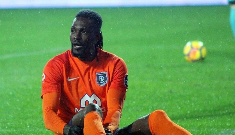 Adebayor Galatasaray maçı öncesi sakatlandı ve oyundan çıktı