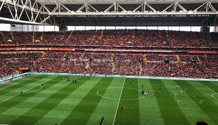 Galatasaray taraftarlarından Tiyatrocu Şenol Güneş tezahüratı
