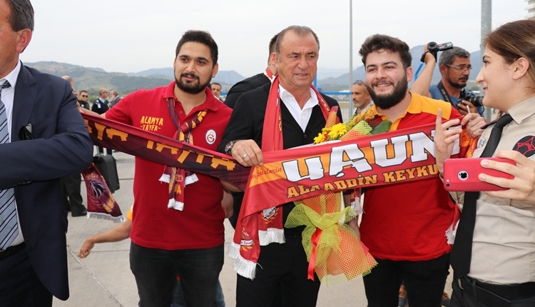 Galatasaray'a Alanya'da coşkulu karşılama! Şampiyonluk pankartı