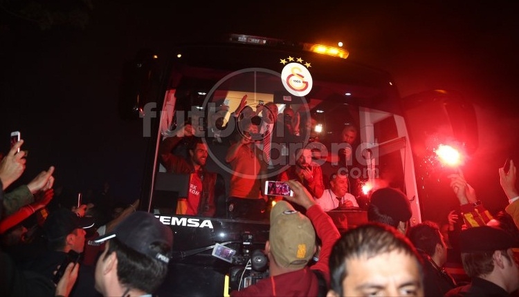 Galatasaray'a Florya'da muhteşem karşılama! 'İmparator Fatih Terim'