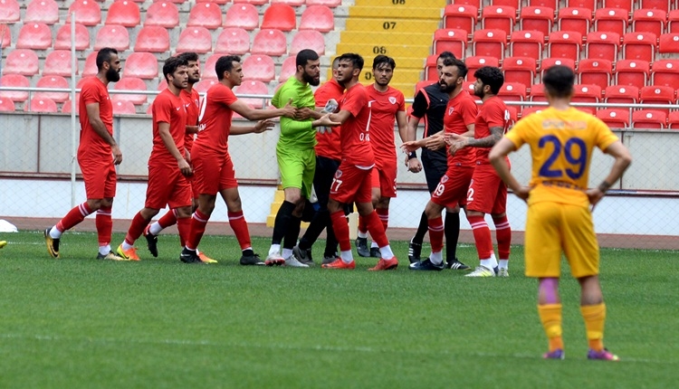 Mersin İdmanyurdu kalecisi 4. golden sonra sahayı terk etti