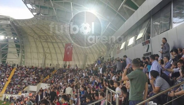 Akhisarspor-Galatasaray maçında protokol karıştı