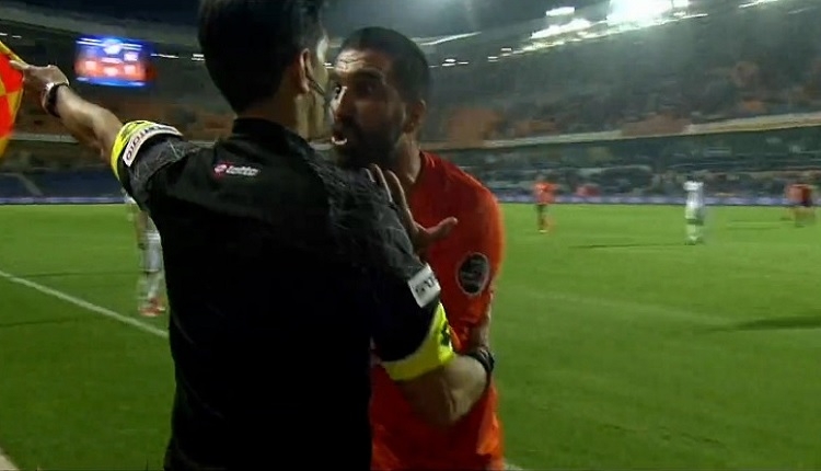 Arda Turan yan hakemi itti, kırmızı kart gördü! O görüntü! (Başakşehir - Sivasspor)