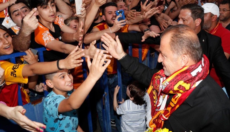 Galatasaray, İzmir'de çoşku ile karşılandı