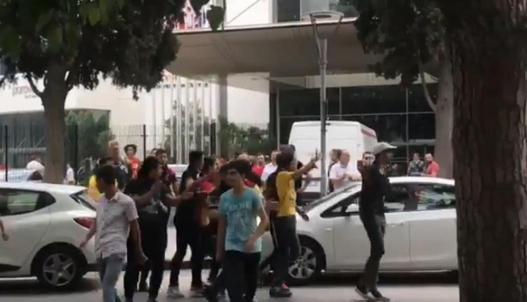 Galatasaray'ın kaldığı otelin önünde gerginlik