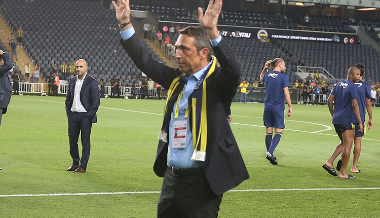 Ali Koç sahaya indi, futbolcuları teselli etti