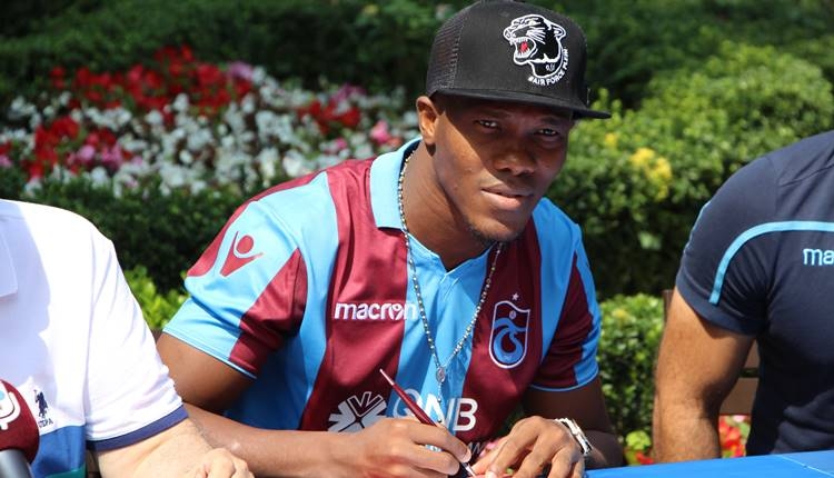 Trabzonspor yeni golcüsü Anthony Nwakaeme'ye imzayı attırdı