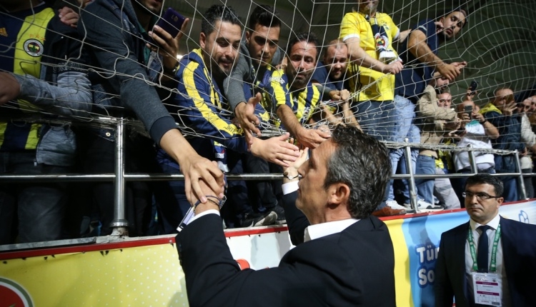 Flaş! Ali Koç tribünlere gidip ne söyledi?