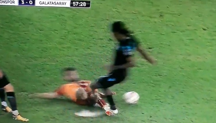 Galatasaraylı taraftarları çıldırtan pozisyon! Hugo Rodallega...