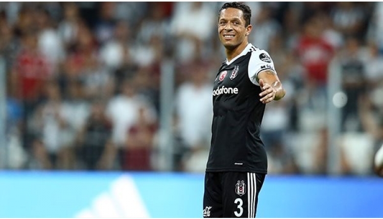 Beşiktaş'ta Adriano 8 maç sonra 11'de