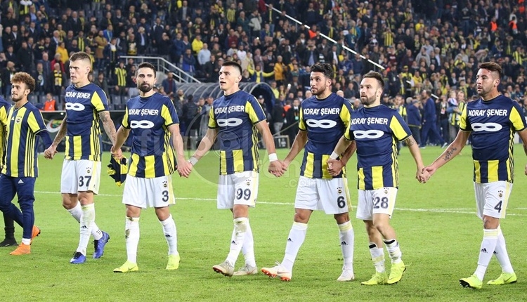 Fenerbahçe futbolcuları Koray Şener'in tribününe gitti