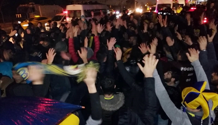 Fenerbahçeli taraftarlar Ersun Yanal için toplandı
