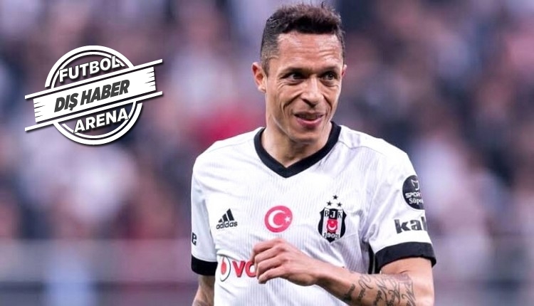 Santos'tan Adriano için transfer açıklaması