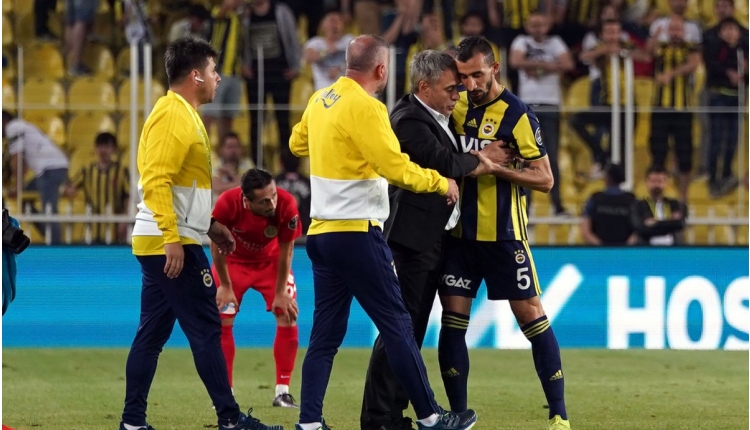 Ülker Stadyumu'nda Mehmet Topal'a protesto