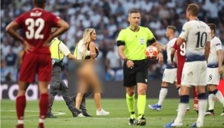 Femen Liverpool Tottenham Macini Protesto Mu Etti Liverpool Tottenham Macinda Sahaya Giren Ciplak Kadin