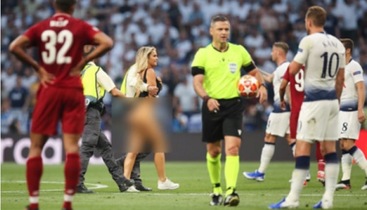 Femen, Liverpool - Tottenham maçını protesto mu etti? (Liverpool Tottenham maçında sahaya giren çıplak kadın)