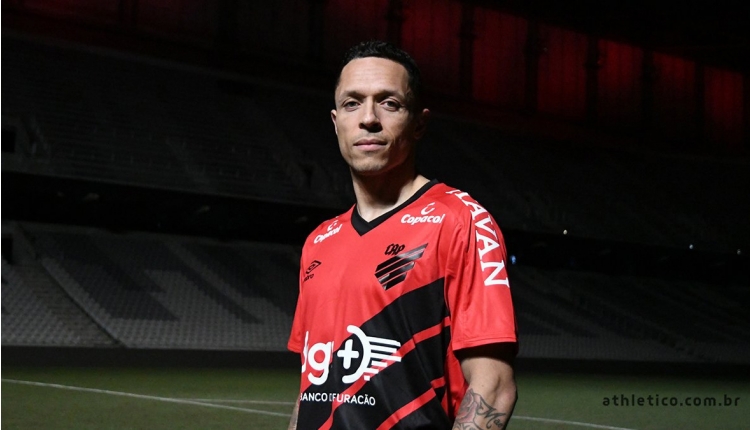 Athletico Paranaense, Beşiktaşlı Adriano transferini açıkladı