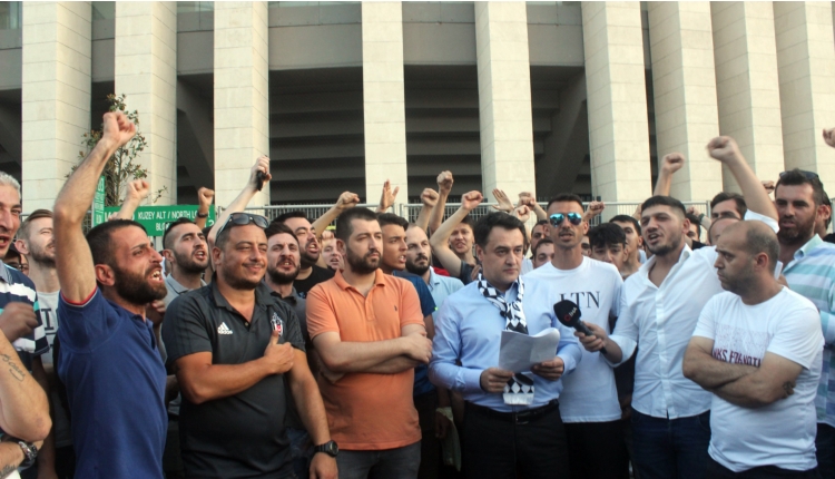 Beşiktaş taraftarından yönetime protesto