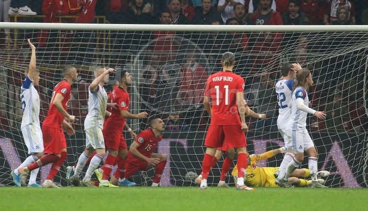 Çağlar Söyüncü, Merih Demiral'ın topu çizgiden çıkardığı anı anlattı: 