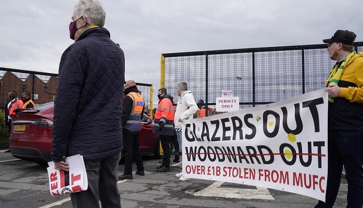 Manchester United taraftarlarından protesto! Old Trafford'da olay