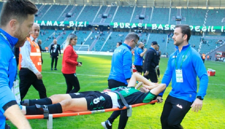 Kocaelispor maçında ilginç olay! Taraftar yanlışlıkla oyuncuyu sakatladı