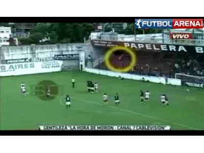 Taraftarla futbolcu yumruk yumruğa kavga etti!