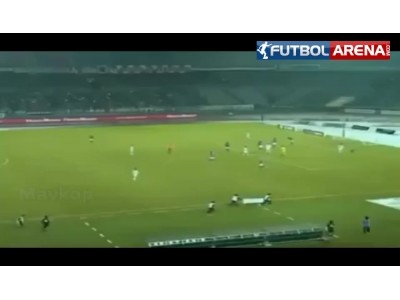 Teknik direktör 40 metreden gol attı!