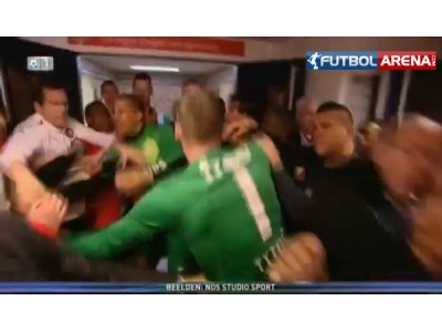 Feyenord-PSV soyunma odasında kavga!
