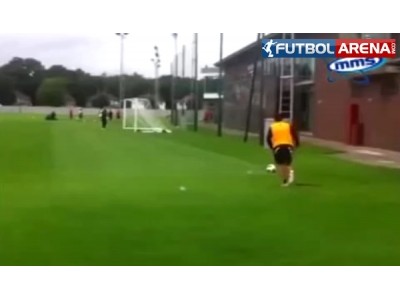 Kaleci Reina'dan müthiş rövaşata golü!