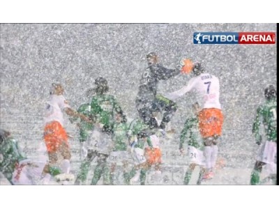 Fransa'da müthiş kar yağışı maçı durdurdu (Video)