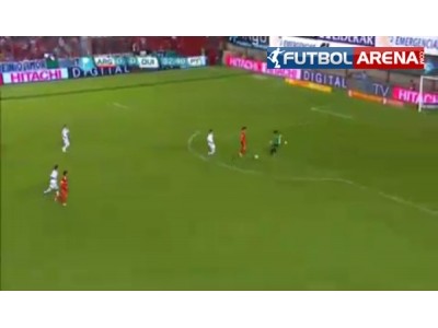 Orta sahadan muhteşem bir gol attı!