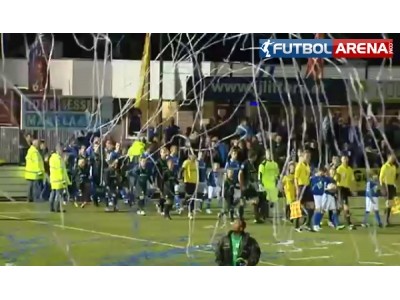 Çıplak kadın taraftar sahaya daldı!