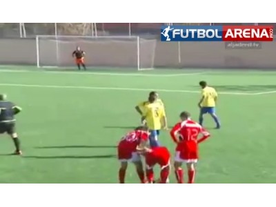 Futbolcular oyunu bırakıp hakemi kovaladı!