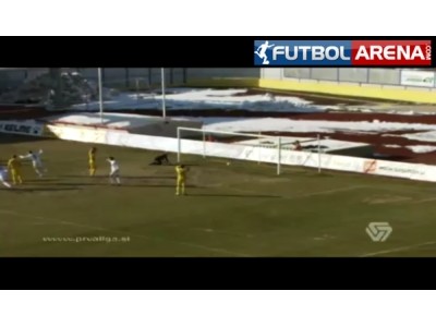 Topu uzaklaştırayım derken kalesinde gördü!