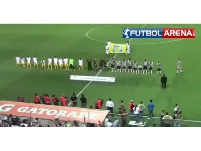 Ronaldinho'nun önünde diz çöktü!