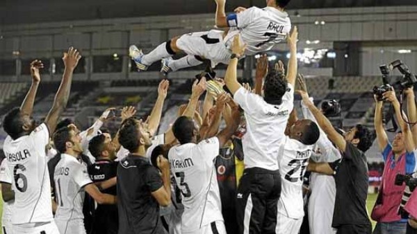 Raul kupayı kaldırdı