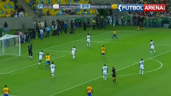 Ronaldo ve Bebeto sahaya indi!