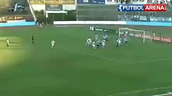 Gol atabilmek için birbirlerine girdiler!