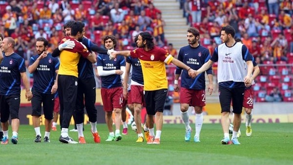 Selçuk İnan Trabzonspor'lu oyuncuları Galatasaray tribününe götürdü!