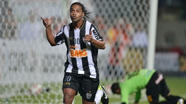 Ronaldinho atıyor Mineiro kazanıyor!